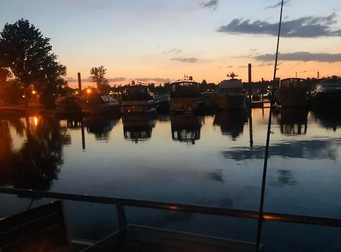 Hausboot Leukermeer * Well (Limburg)