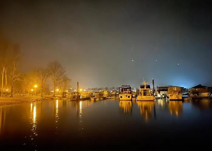 Hausboot Leukermeer Ботель Велл