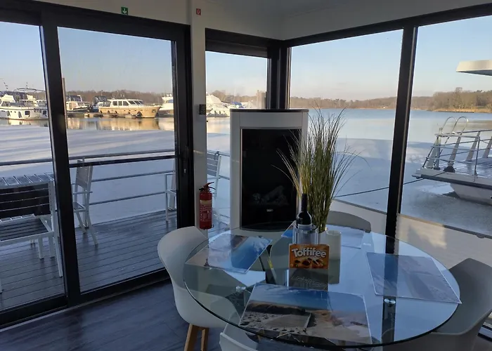 Hausboot Leukermeer 船上ホテル *